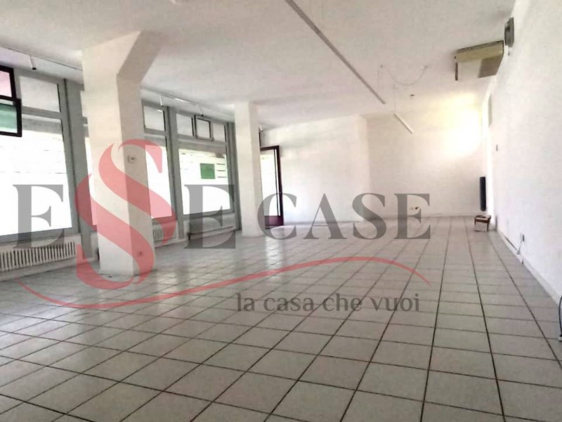 Attività commerciale in Vendita a Alzano Lombardo, 185'000€, 105 m²