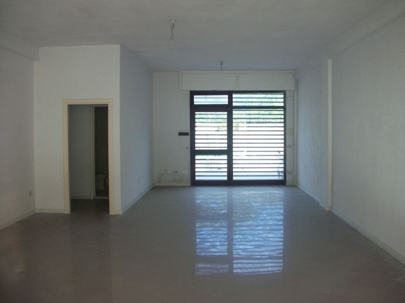 Attività commerciale in Affitto a Pisa, 1'250€, 75 m²