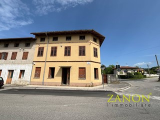 Casa Semi Indipendente in Vendita a Gorizia, 70'000€, 302 m²