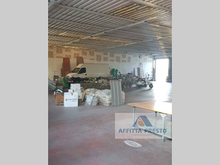 Attività commerciale in Affitto a Empoli, 2'900&euro;, 940 m²