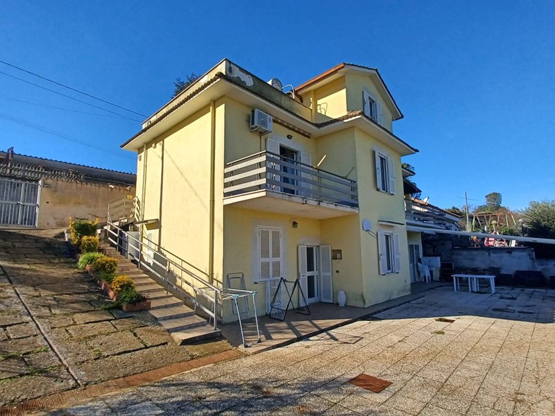 Villa in Vendita a Gallicano nel Lazio, 295'000&euro;, 200 m²