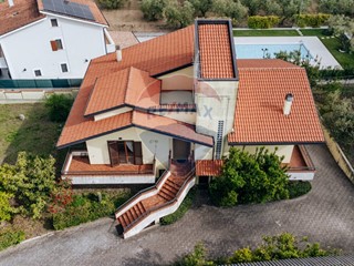 Casa Indipendente in Vendita a Rocca San Giovanni, 390'000€, 237 m², con Box
