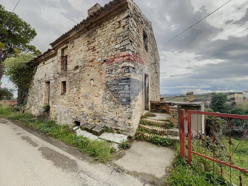Rustico in Vendita a Frisa, 15'000€, 126 m², con Box