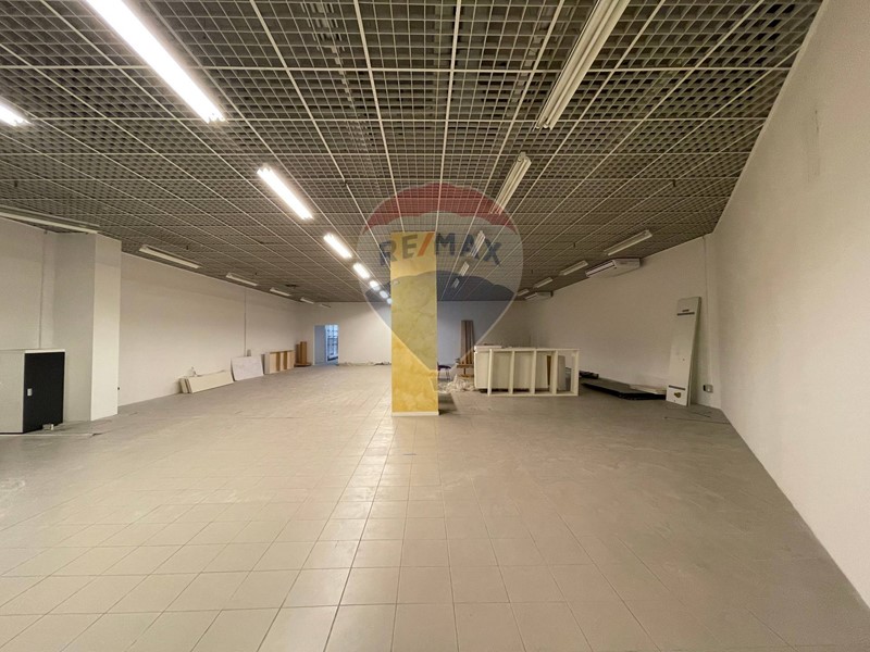 Immobile commerciale in Affitto a Jesi, 2'000€, 220 m²