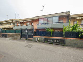 Casa Semi Indipendente in Vendita a Aci Castello, 180'000€, 105 m²