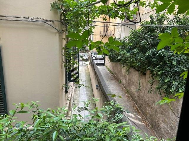 Appartamento in Affitto a Palermo, 750€, 146 m²