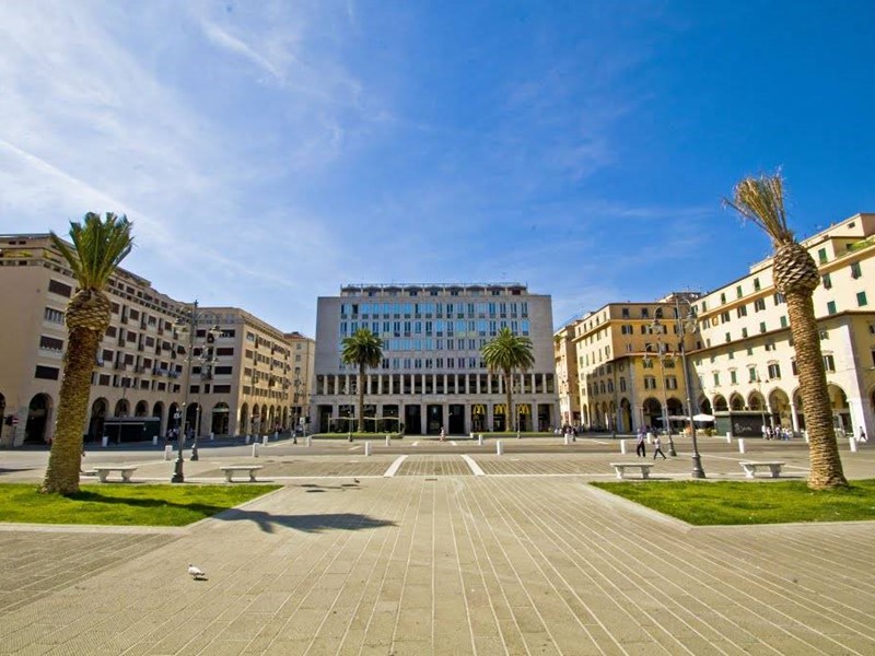 Ufficio in Affitto a Livorno, 1'250€, 155 m²