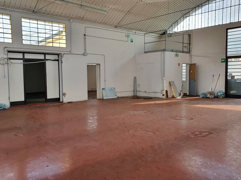 Attività commerciale in Affitto a Lucca, 2'500€, 260 m²