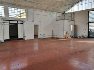 Attività commerciale in Affitto a Lucca, 2'500€, 260 m²