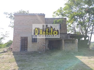 Casa Indipendente in Vendita a Carassai, 160'000€, 240 m²