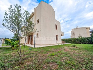 Villa in Vendita a Siracusa, 450'000&euro;, 160 m²