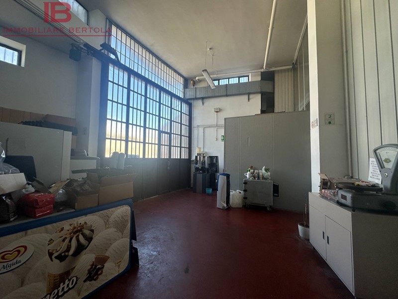 Magazzino in Vendita a Cuneo, 110'000€, 394 m²
