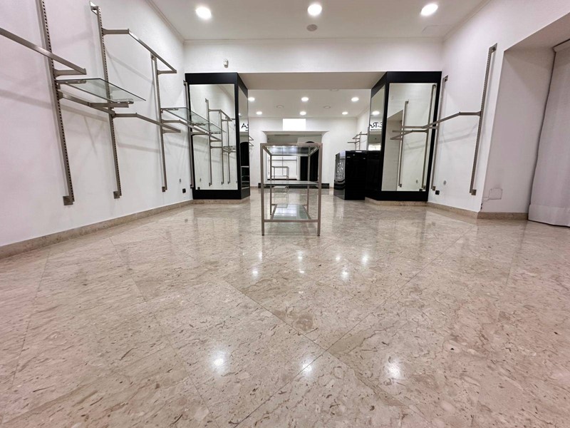 Negozio in Affitto a Caserta, 1'100€, 100 m²