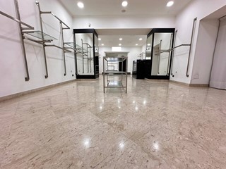 Negozio in Affitto a Caserta, 1'100€, 100 m²