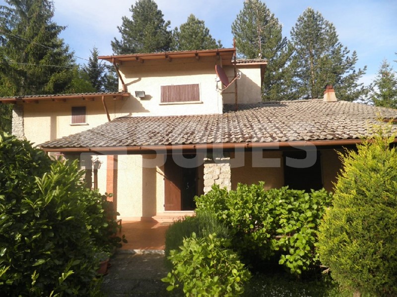 Villa in Vendita a Pelago, 250'000€, 372 m²