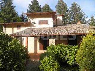 Villa in Vendita a Pelago, 250'000€, 372 m²