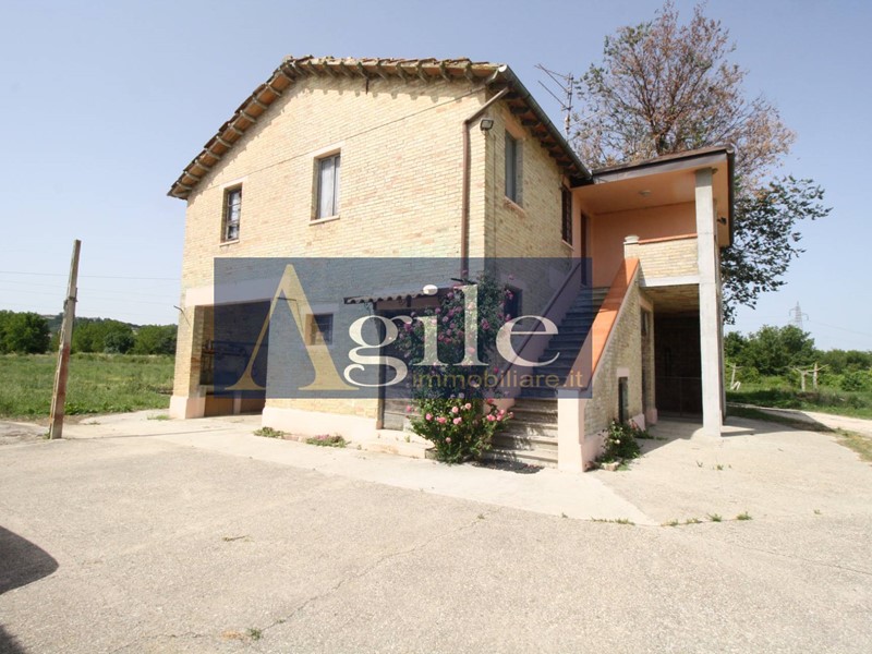 Rustico in Vendita a Colli del Tronto, 200'000€, 300 m²