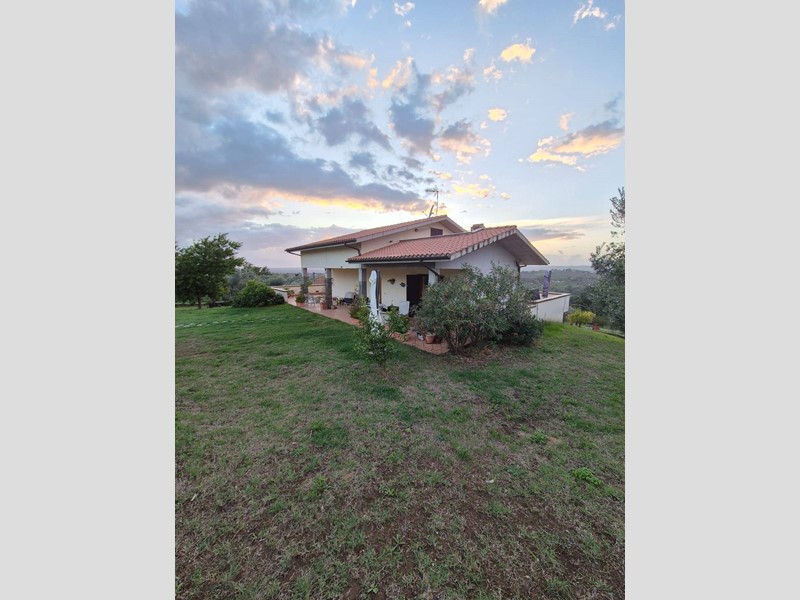 Villa in Vendita a Fara in Sabina, 419'000&euro;, 350 m²