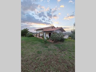 Villa in Vendita a Fara in Sabina, 419'000&euro;, 350 m²