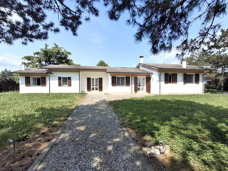 Villa in Vendita a Copparo, 399'000&euro;, 324 m²