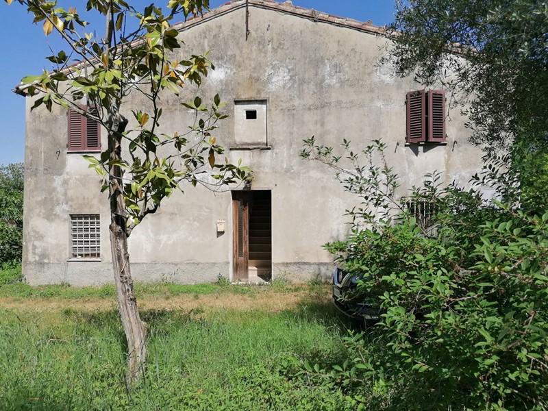 Rustico in Vendita a Fossombrone, 140'000€, 340 m²