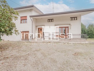Casa Indipendente in Vendita a Prata di Pordenone, 185'000€, 274 m²
