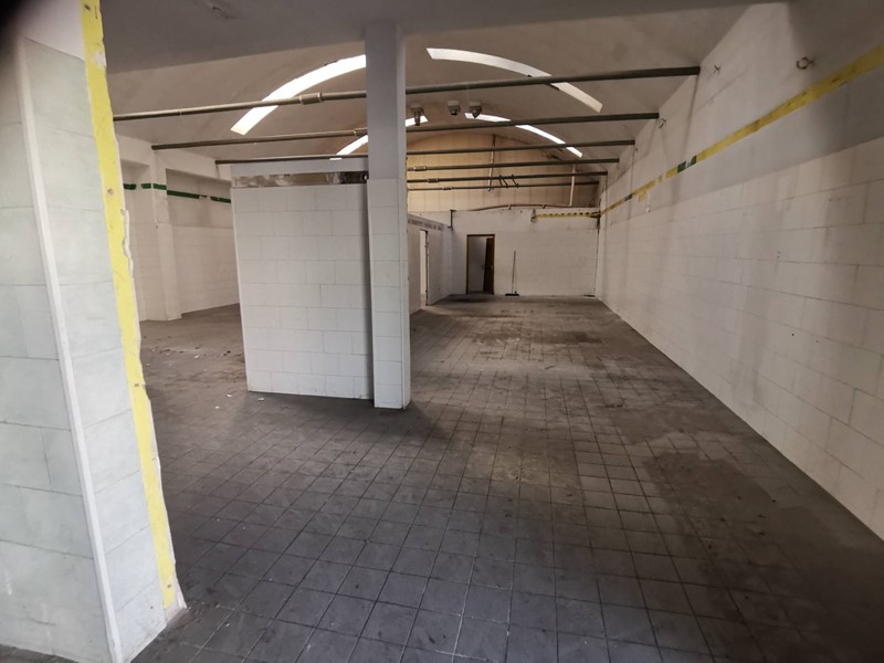 Attività commerciale in Affitto a Ponsacco, 1'500€, 300 m²