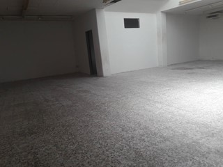 Attività commerciale in Affitto a Ponsacco, 1'000€, 330 m²