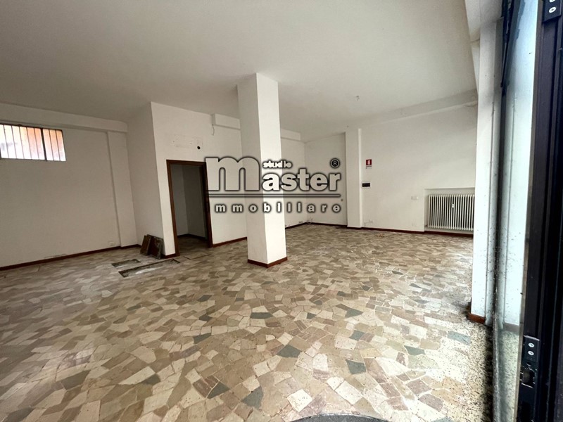 Negozio in Affitto a Treviso, 650€, 70 m²