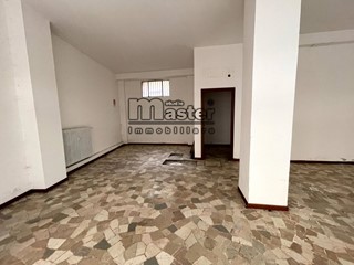 Negozio in Affitto a Treviso, 650€, 70 m²