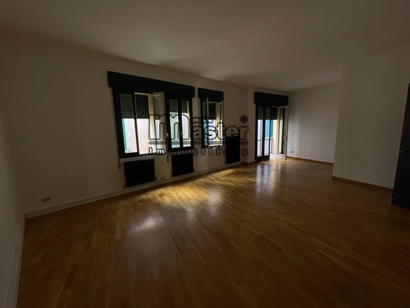 Ufficio in Affitto a Treviso, 950€, 80 m²