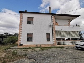 Casa Indipendente in Vendita a Collecorvino, 250'000€, 305 m²