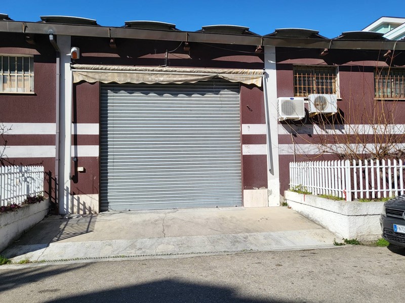 Magazzino in Affitto a Montesilvano, 1'500€, 300 m²