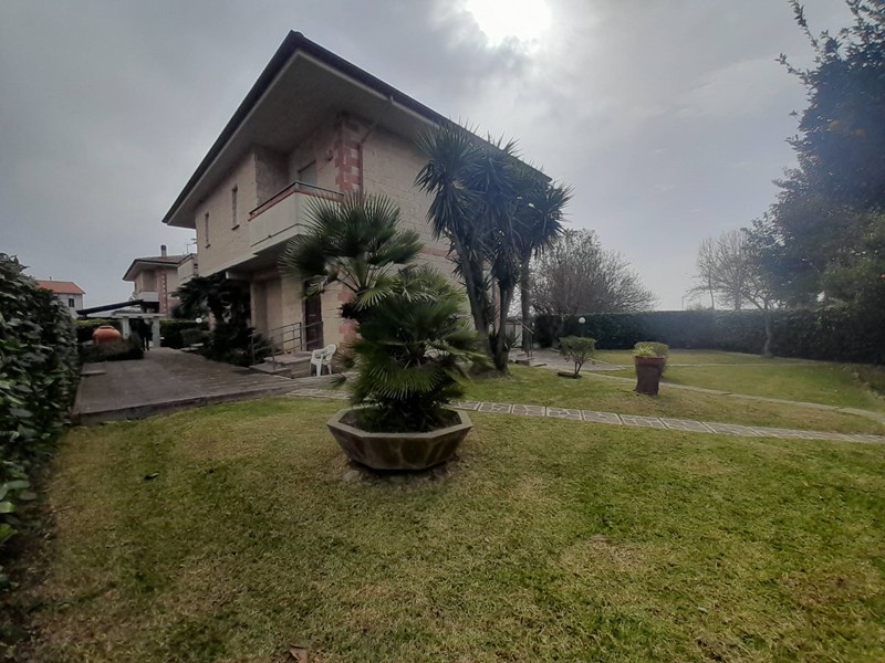 Villa in Vendita a Capaccio Paestum, 299'000€, 250 m²
