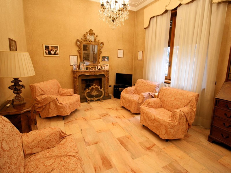 Villa in Vendita a Montecatini Terme, 599'000€, 600 m²