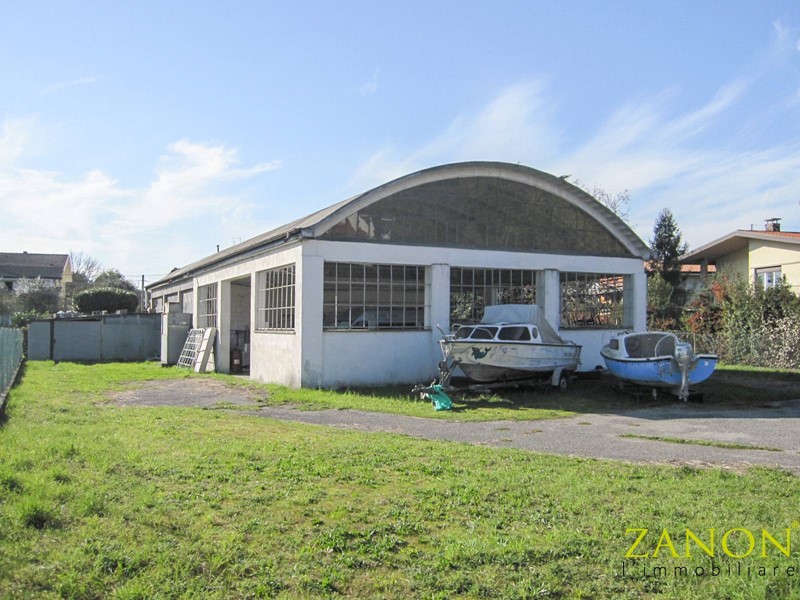 Capannone in Vendita a Gorizia, 198'000€, 420 m²