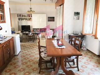 Casa Indipendente in Vendita a Castelnovo Bariano, 100'000€, 180 m²