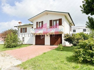 Villa in Vendita a Sermide e Felonica, 250'000&euro;, 276 m²