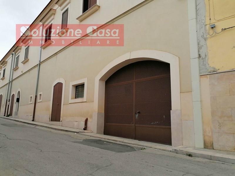 Magazzino in Vendita a Canosa di Puglia, 110'000€, 153 m²