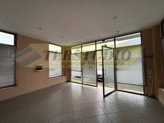 Negozio in Affitto a Pontida, 900€, 50 m²