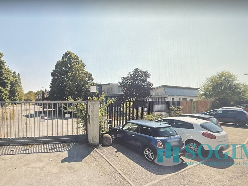 Capannone in Vendita a Caronno Pertusella, 7000 m²