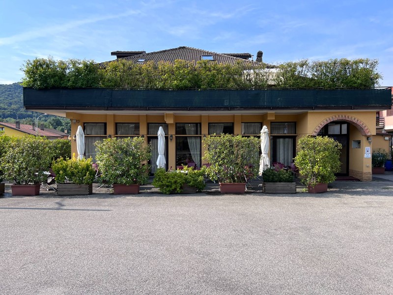 Immobile commerciale in Vendita a Cunardo, 350'000€, 300 m²