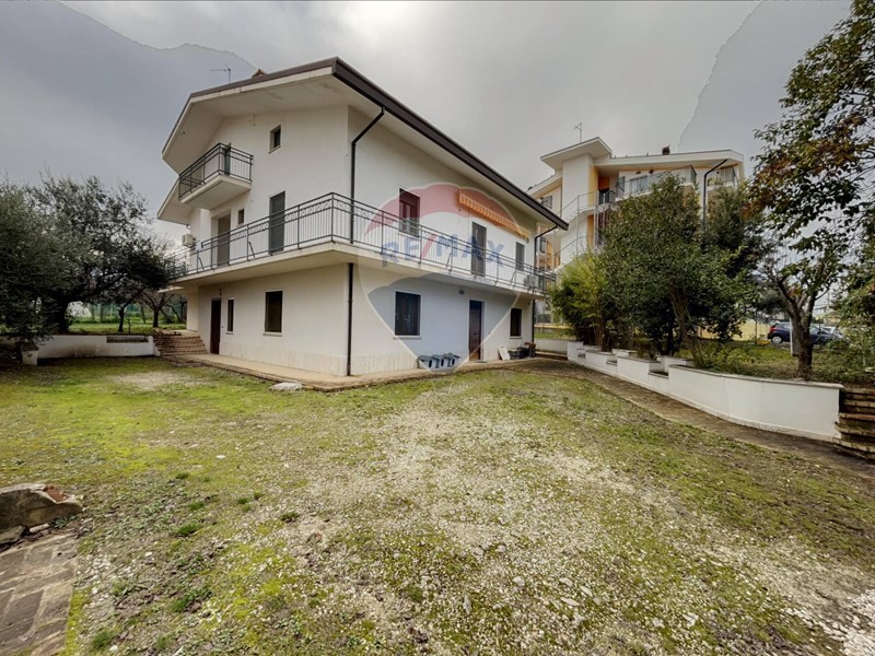 Casa Indipendente in Vendita a Sant'Eusanio del Sangro, 168'000€, 379 m²