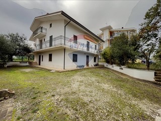 Casa Indipendente in Vendita a Sant'Eusanio del Sangro, 168'000€, 379 m²