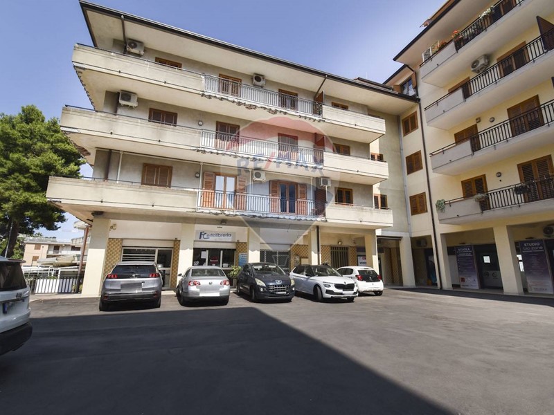 Immobile commerciale in Vendita a Acireale, 115'000€, 72 m²