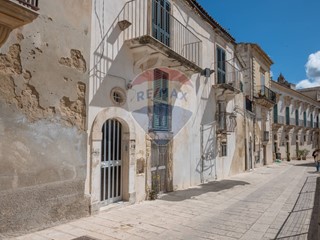 Casa Semi Indipendente in Vendita a Ragusa, 220'000&euro;, 290 m²