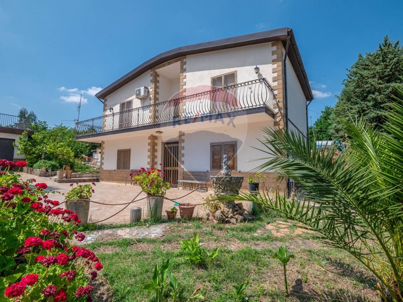 Villa in Vendita a Piazza Armerina, 140'000€, 209 m²