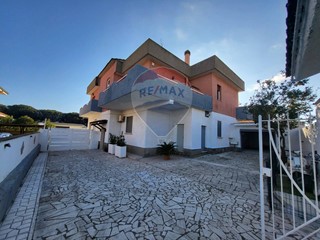 Casa Semi Indipendente in Vendita a Anzio, 139'000€, 190 m²