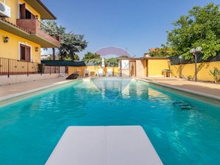 Villa in Vendita a Mascalucia, 425'000€, 300 m²