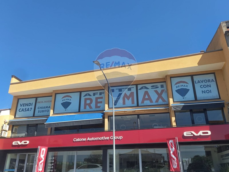 Ufficio in Affitto a Casagiove, 2'700€, 415 m²